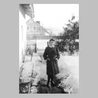 113-0031 Mathilde Mallunat im Garten. Im Hintergrund ist das Wohnhaus vom Gastwirt Kalweit zu erkennen.jpg